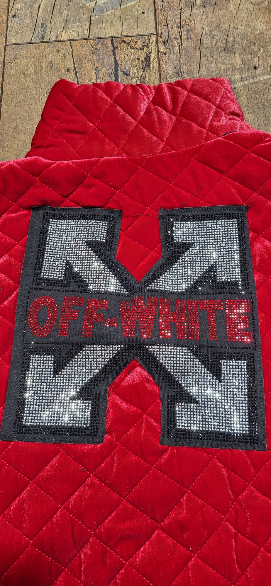 Off white czerwono malinowa kurtka welurowa pikowana ciepła cyrkonie S
