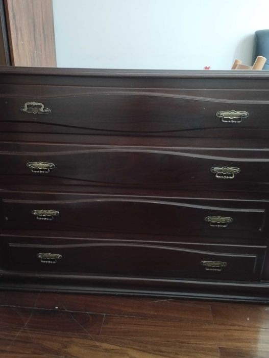 Cómoda e duas mesinhas de cabeceira usada em bom estado