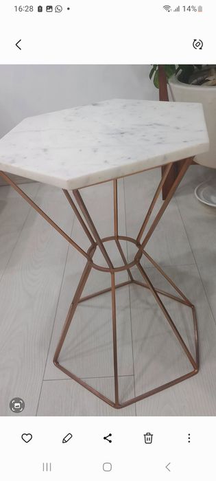 Mesa lateral Limet em mármore.