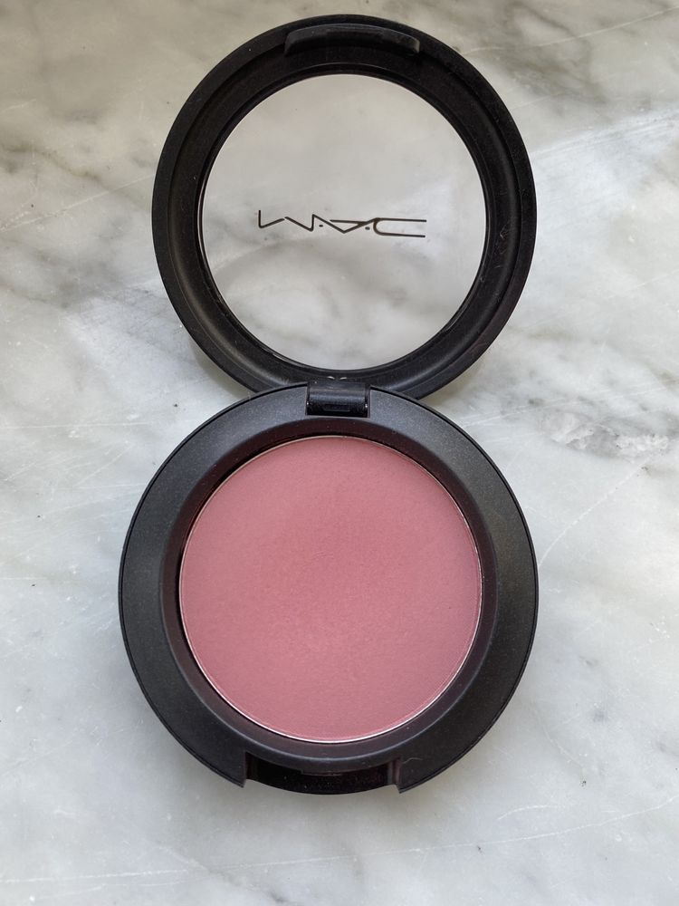 Róż MAC Sheertone blush kolor blushbaby