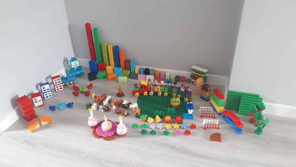 Zestaw klocki Lego Duplo - kilka zestawów-zwierzęta pociąg tort płytki