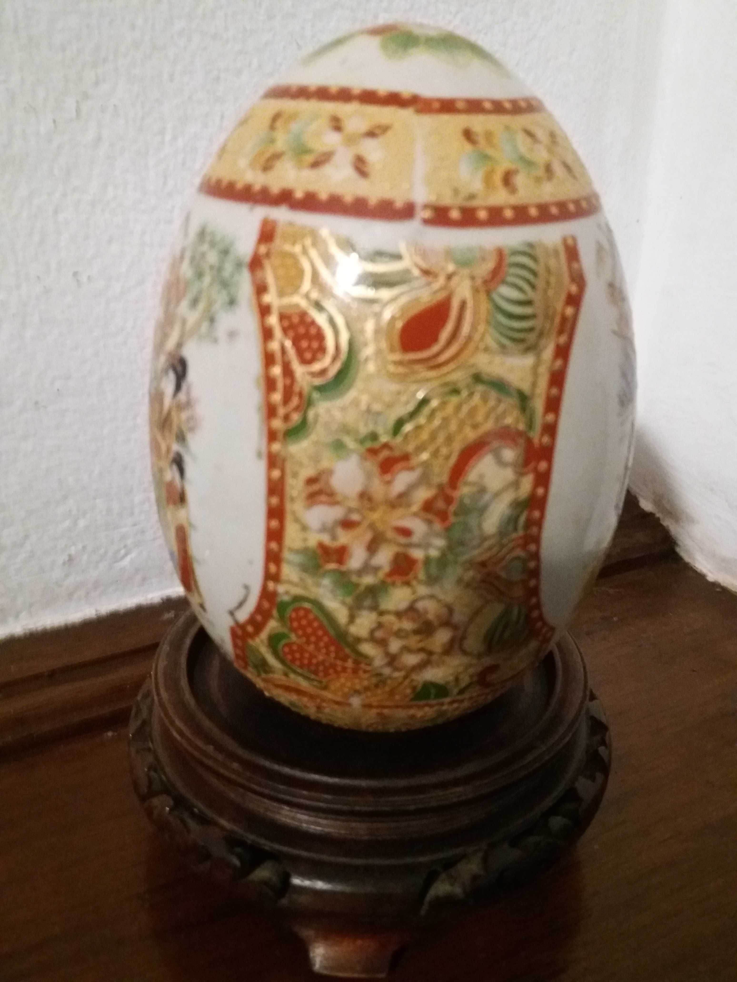 Ovos em louça pintada motivos orientais