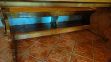 Vendo mesa grande com 2 bancos em castanho maciço