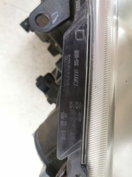 Reflektor xenon Toyota Avensis T25