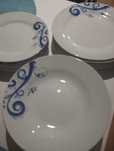 Conjunto de pratos de porcelana branco e azul