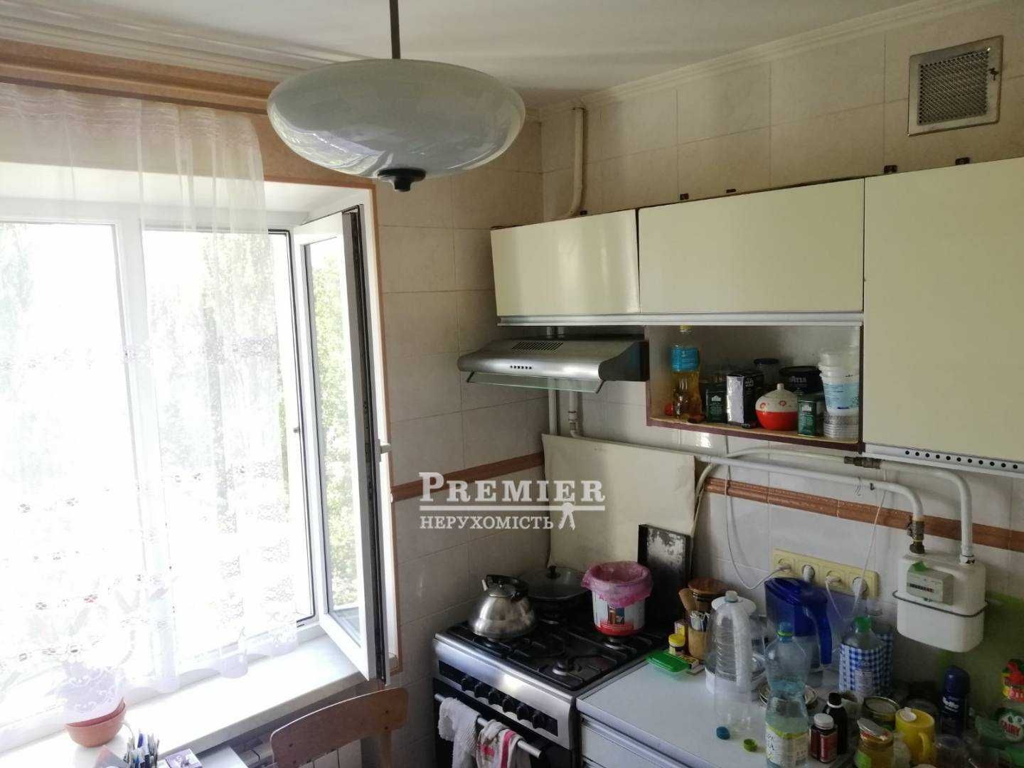 Продам велику 4-кімнатну квартиру в цегляному будинку