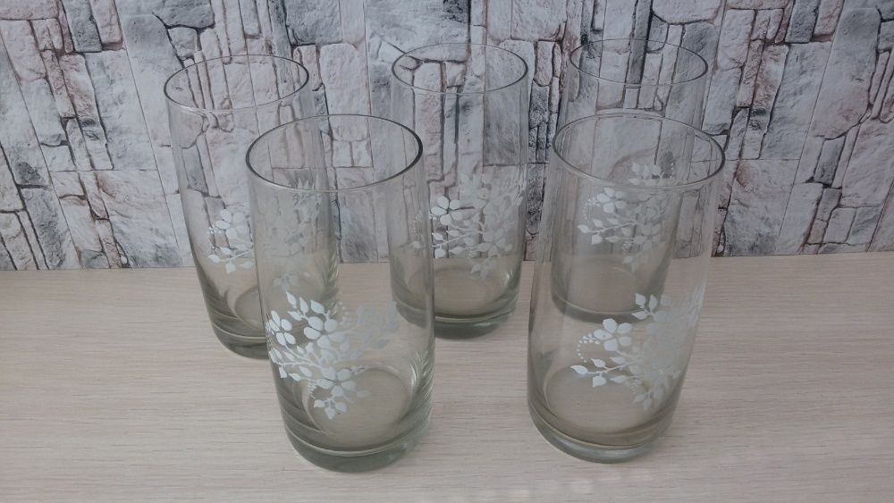 Стаканы большие (450 мл.) в количестве 5 штук.