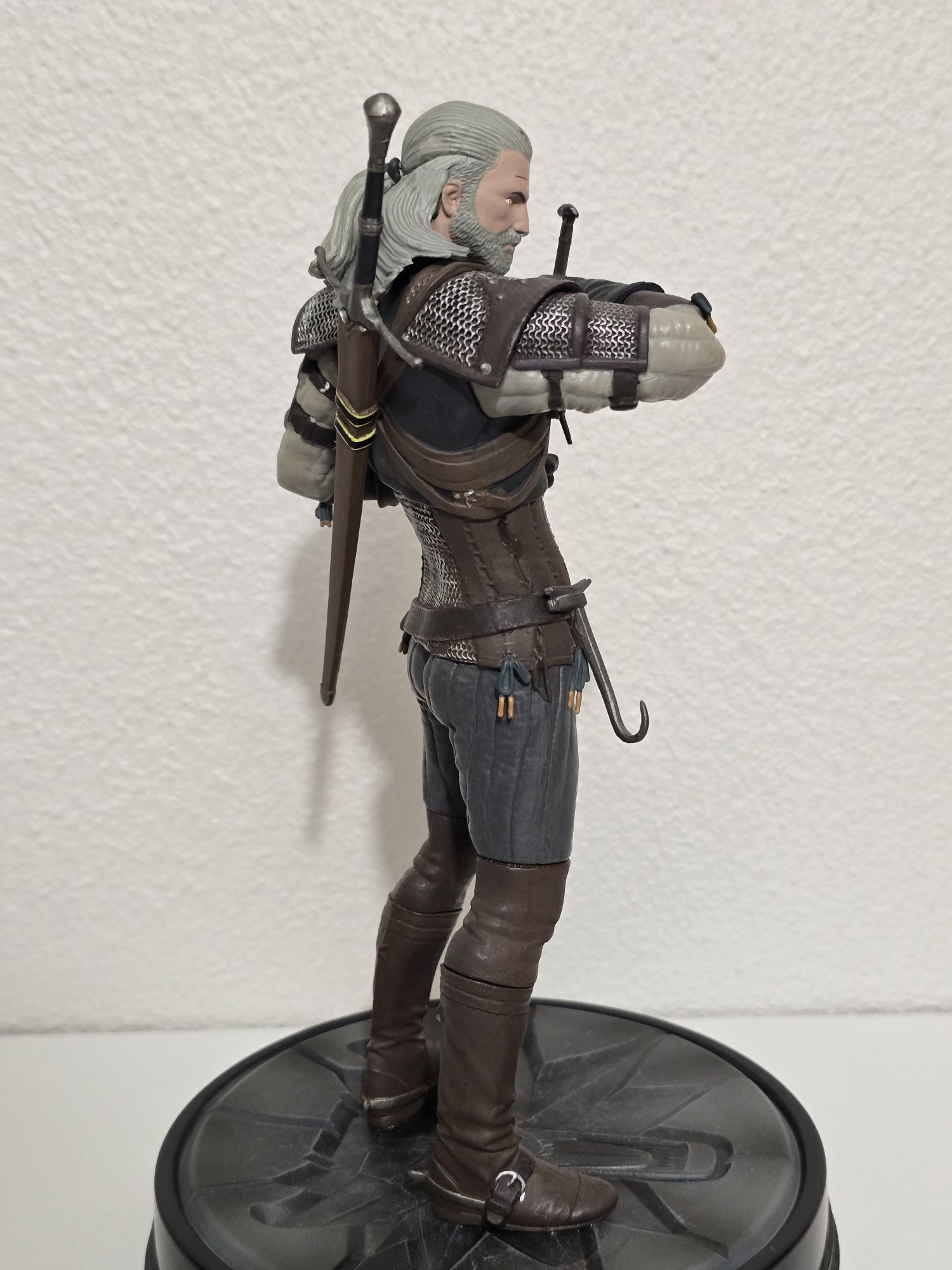 Geralt The Witcher Dark Horse statue