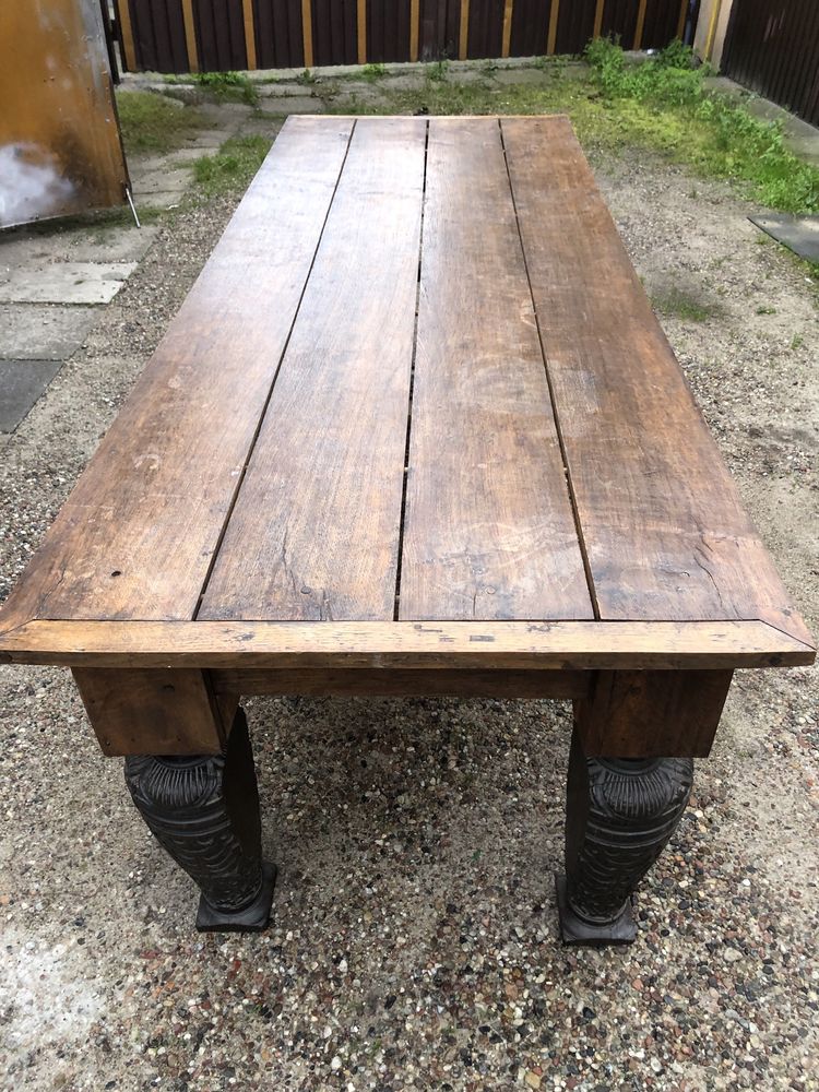 Stół z drewna egzotycznego