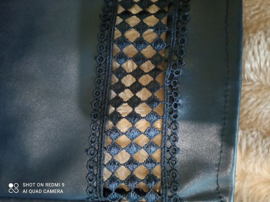 Шкільна спідниця шкірозамінника синього кольору