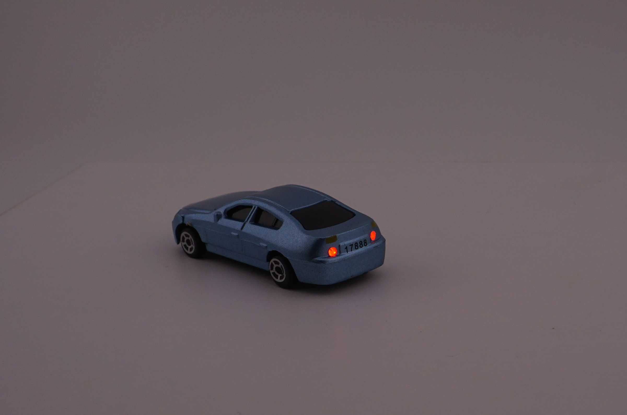 Auto ze światłami H0 1:87 samochód oświetlony
