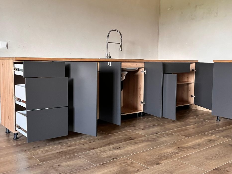 Zestaw używanych szafek kuchennych z blatem i zlewem – nowoczesny styl