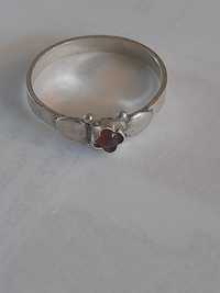 Stary srebrny pierścionek z bursztynem