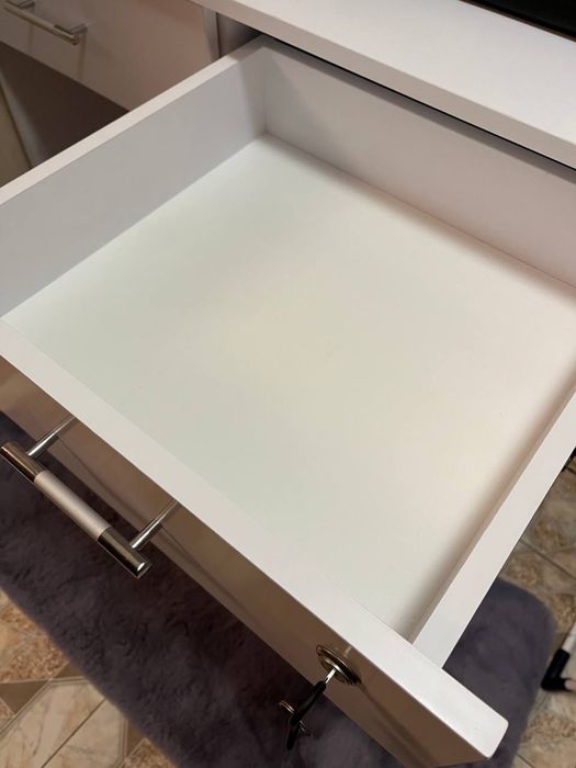 Стіл візажиста, туалетний столик, жіночий столик