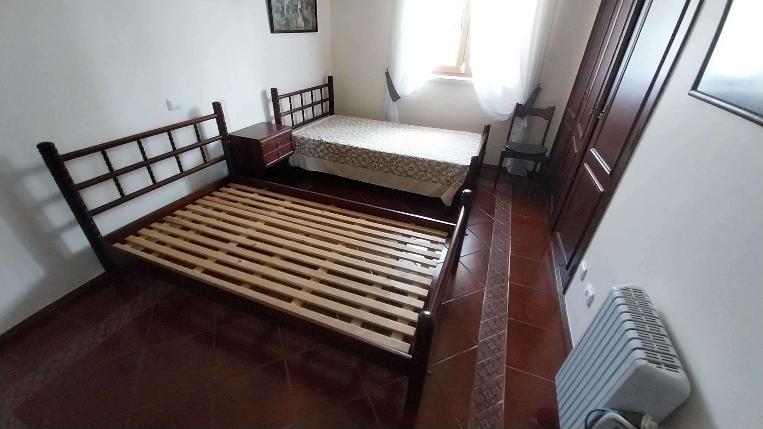 2 camas solteiro e mesinha