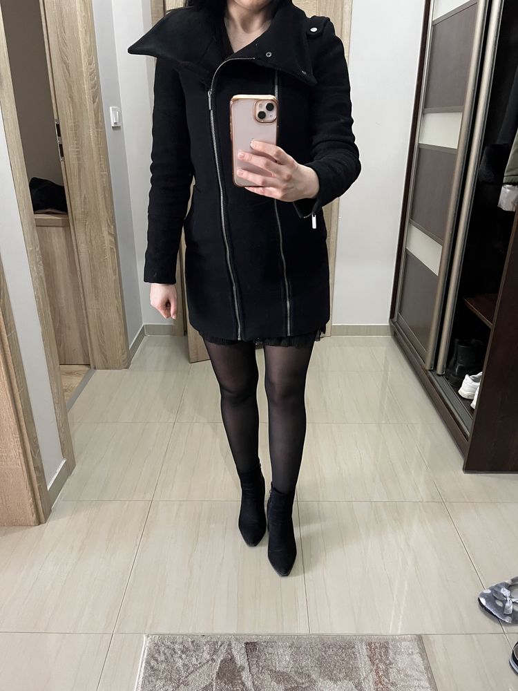 Elegancki czarny płaszcz, bardzo ciepły - Bershka rozmiar S