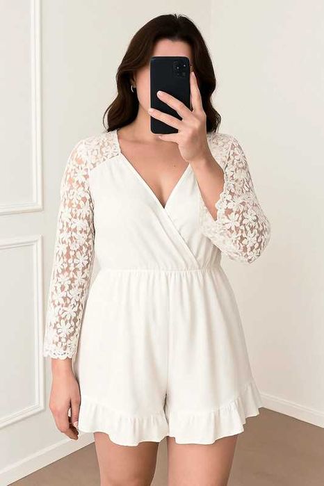 Kombinezon z krótką nogawką kopertowy falbanki koronka L | elegance