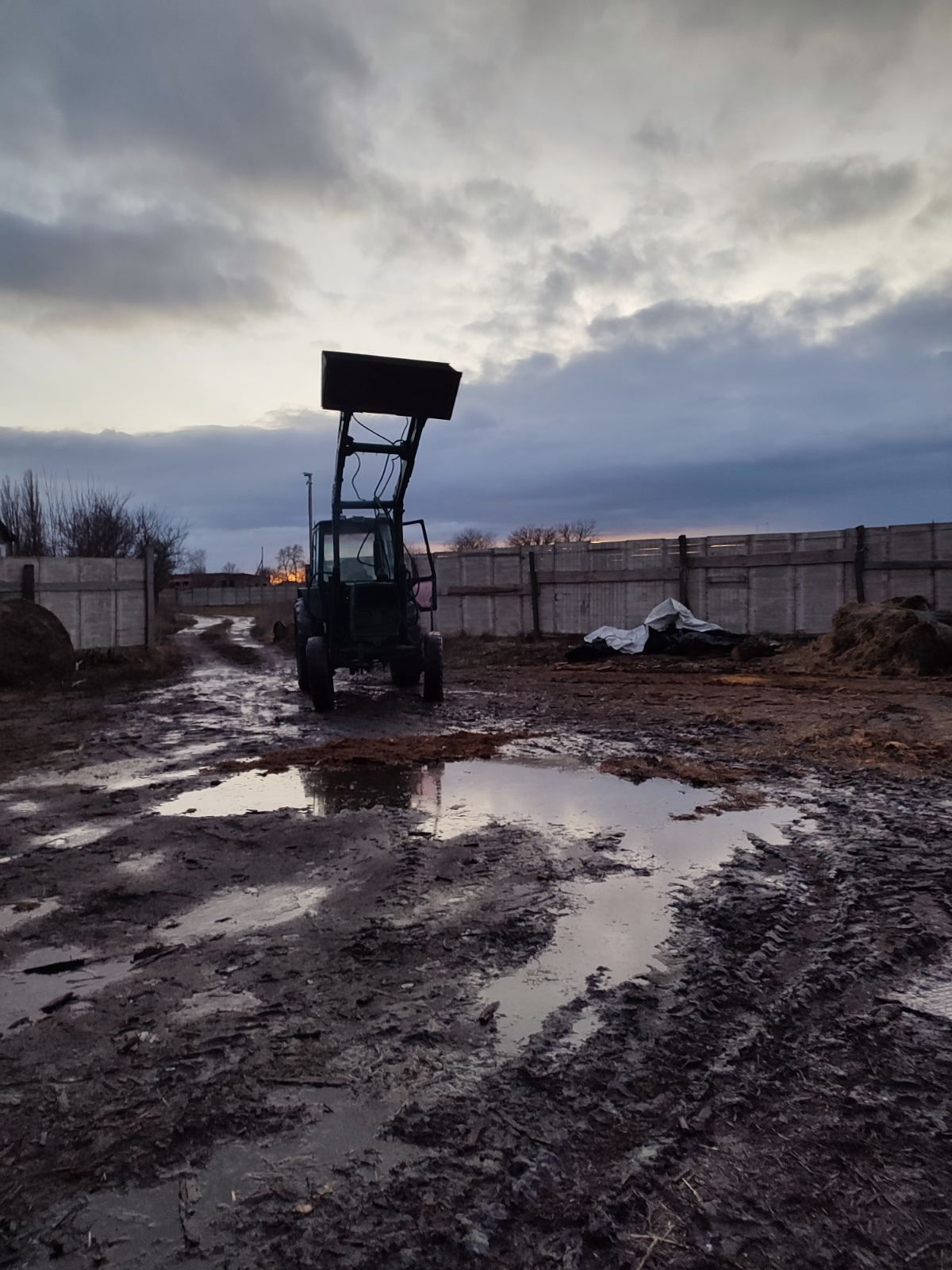 Трактор  ЮМЗ з ковшем ,плугами та грібачкою разом