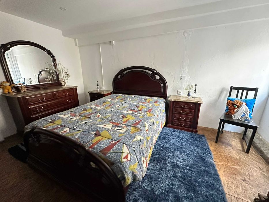 Quarto mobilado para arrendar no centro de Mesão Frio