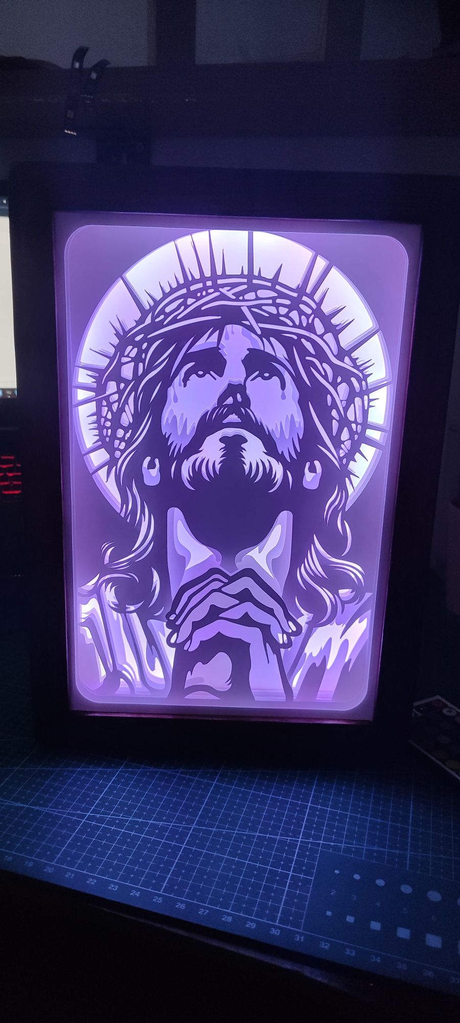Lampka LED RGB z motywem Jezus w modlitwie (Rękodzieło)
