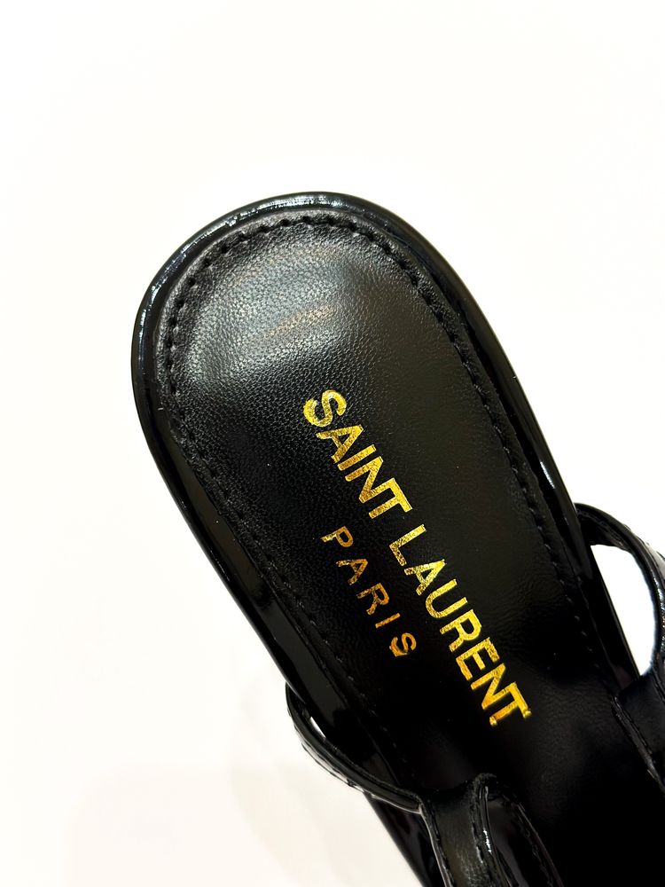 Туфлі YSL.