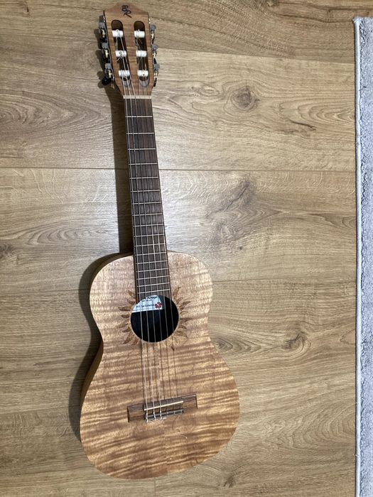 Ukulele V4-G Sun Guitarlele