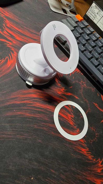 Магнітний тримач для телефону в авто з вакуумним кріпленням 360°