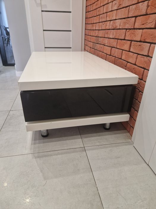 Biały stolik kawowy z czarną szufladami 120 x 60