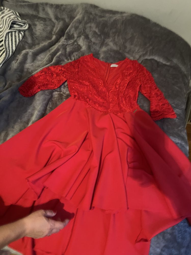 Elegancka sukienka na okazje w kolorze czerwonym