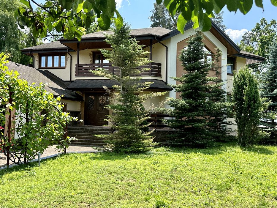 Добротний будинок з басейном у Бучі , неподалік  парку.