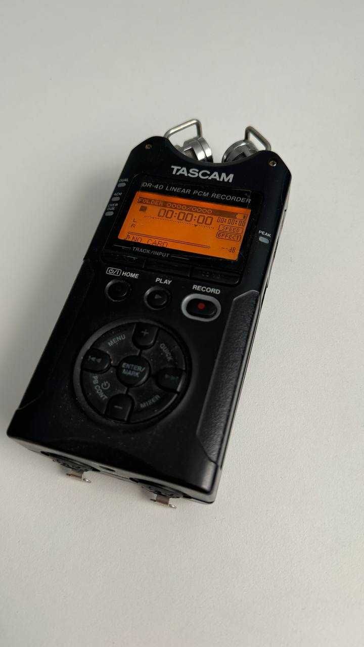 Диктофон професійний Tascam DR-40.