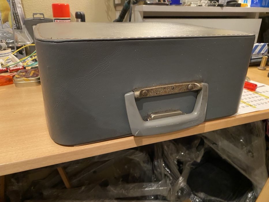 Maquina de escrever antiga com mala