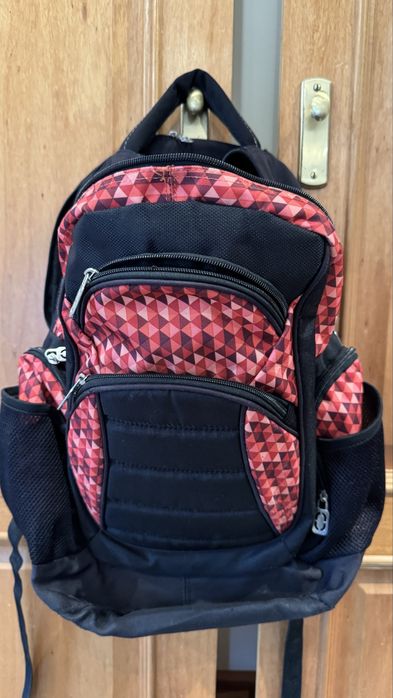 Mochila preta e vermelha