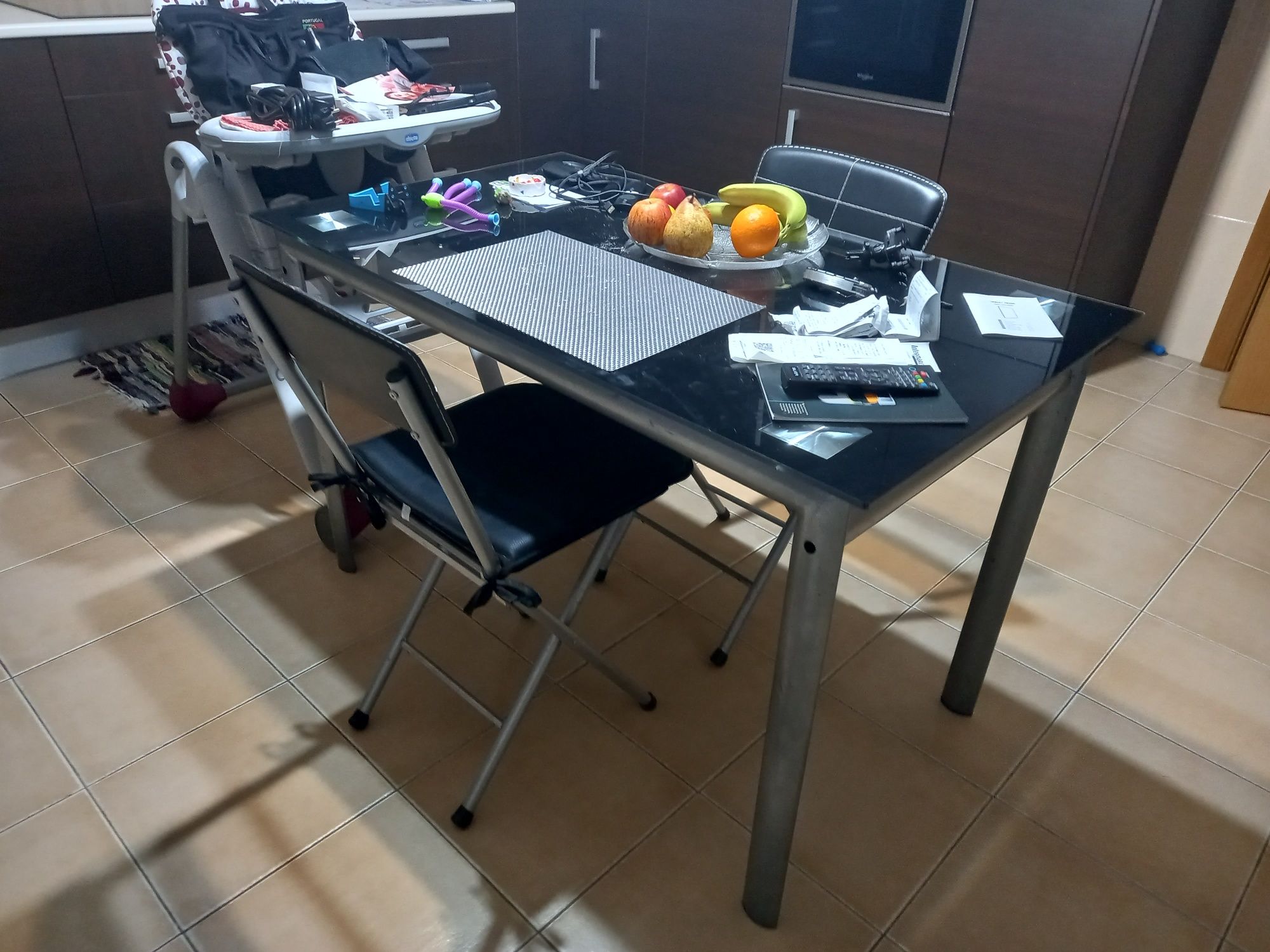Vendo Mesa de cozinha vidro temperado.