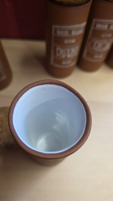 Ceramiczny zestaw kuchenny, pojemniki na przyprawy, sól cukier i miód.