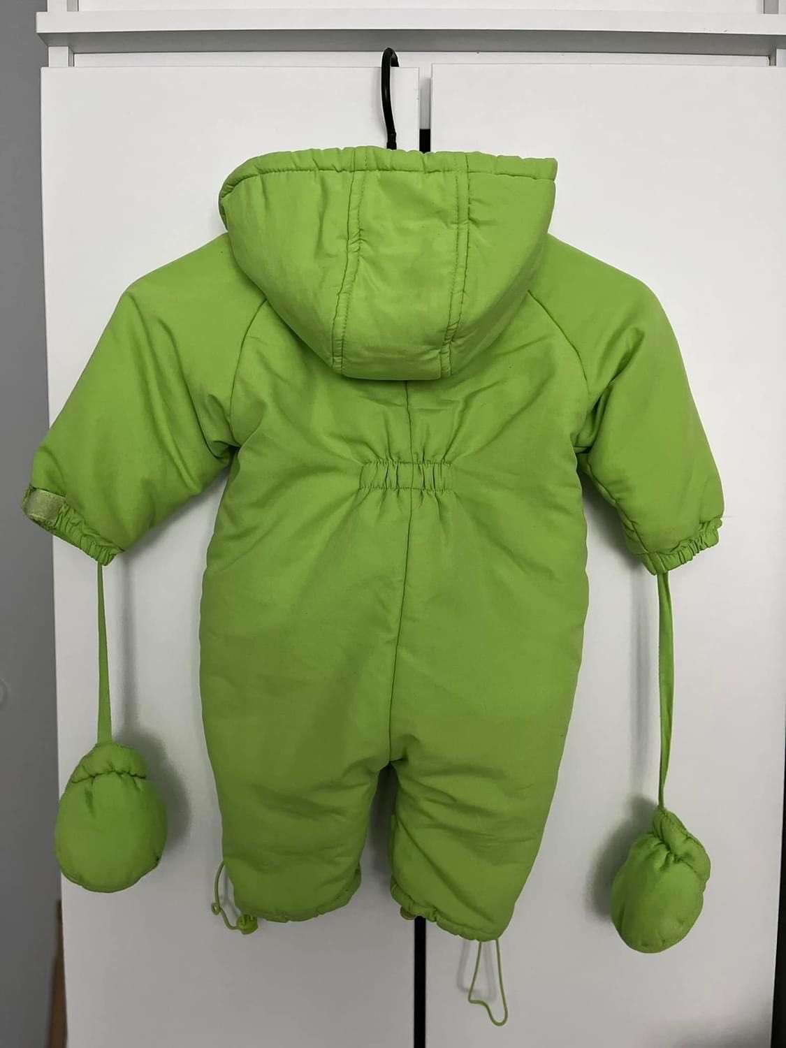 Zielony kombinezon dla niemowlaka rozmiar 68
