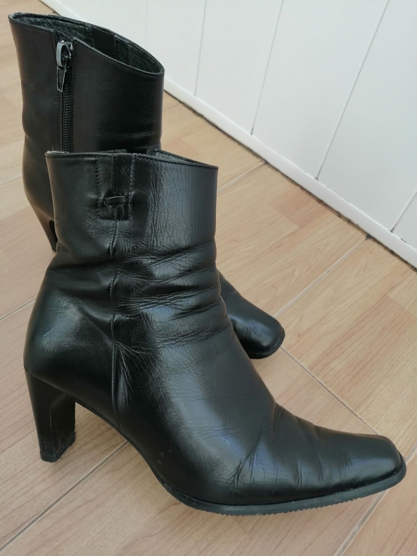 Botas de senhora todas em pele na cor preta