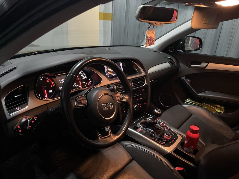Vendo Audi A4 Avant com kit desportivo nos interiores