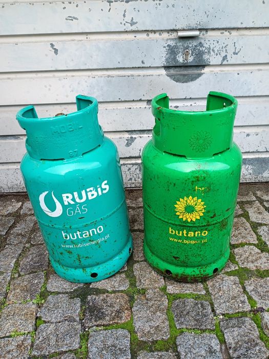 Duas botijas rubigas de gás BUTANO, Uma cheia outra meia