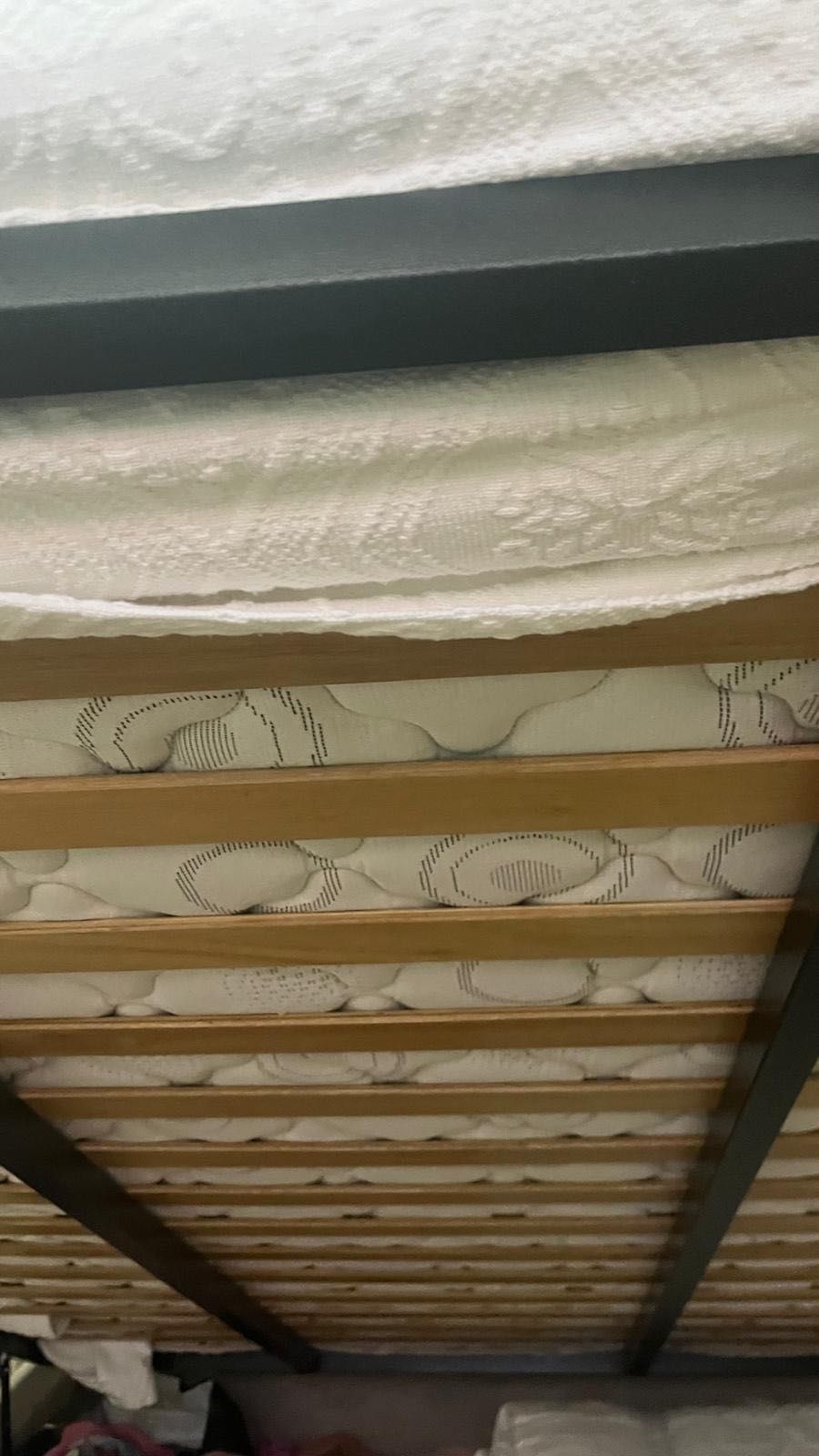 Cama polipele branca com estrado elevatório