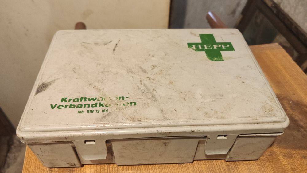 Stara apteczka samochodowa - PRL