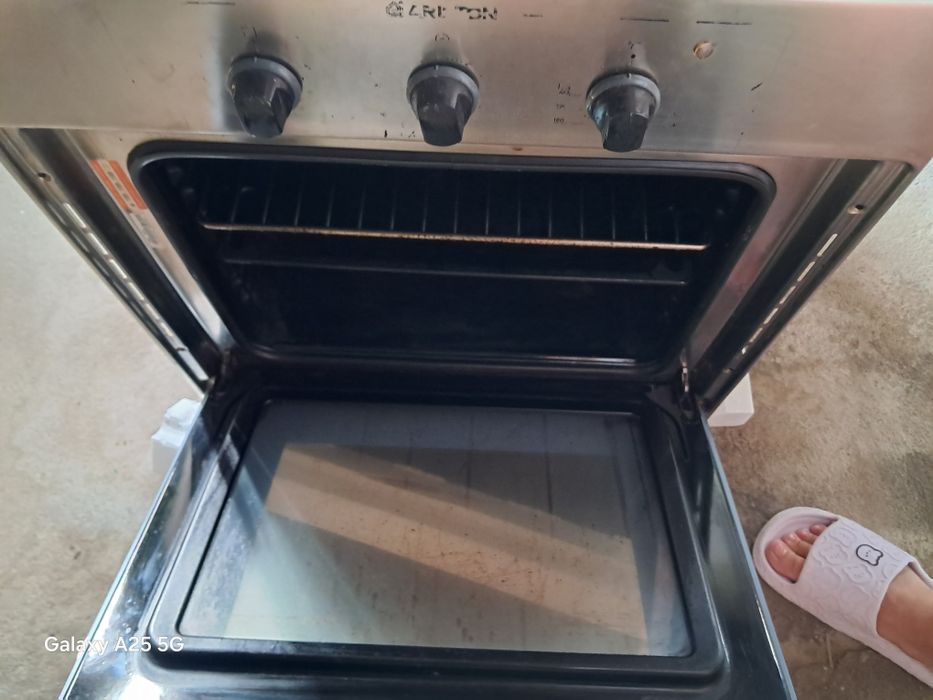 Forno eléctrico a funcionar Ariston.