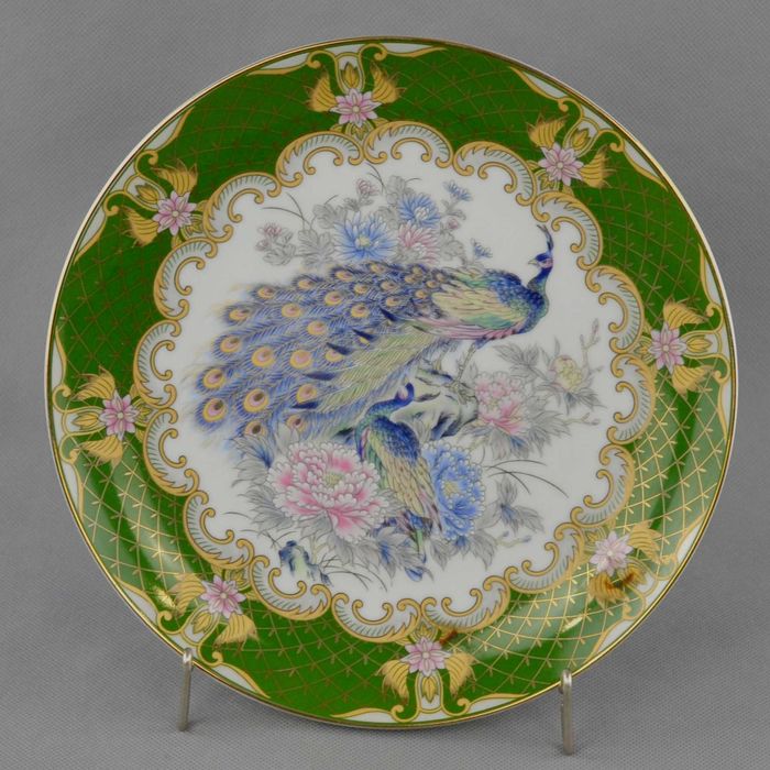 Prato em Porcelana Japonesa ricamente decorado com flores e Pavões