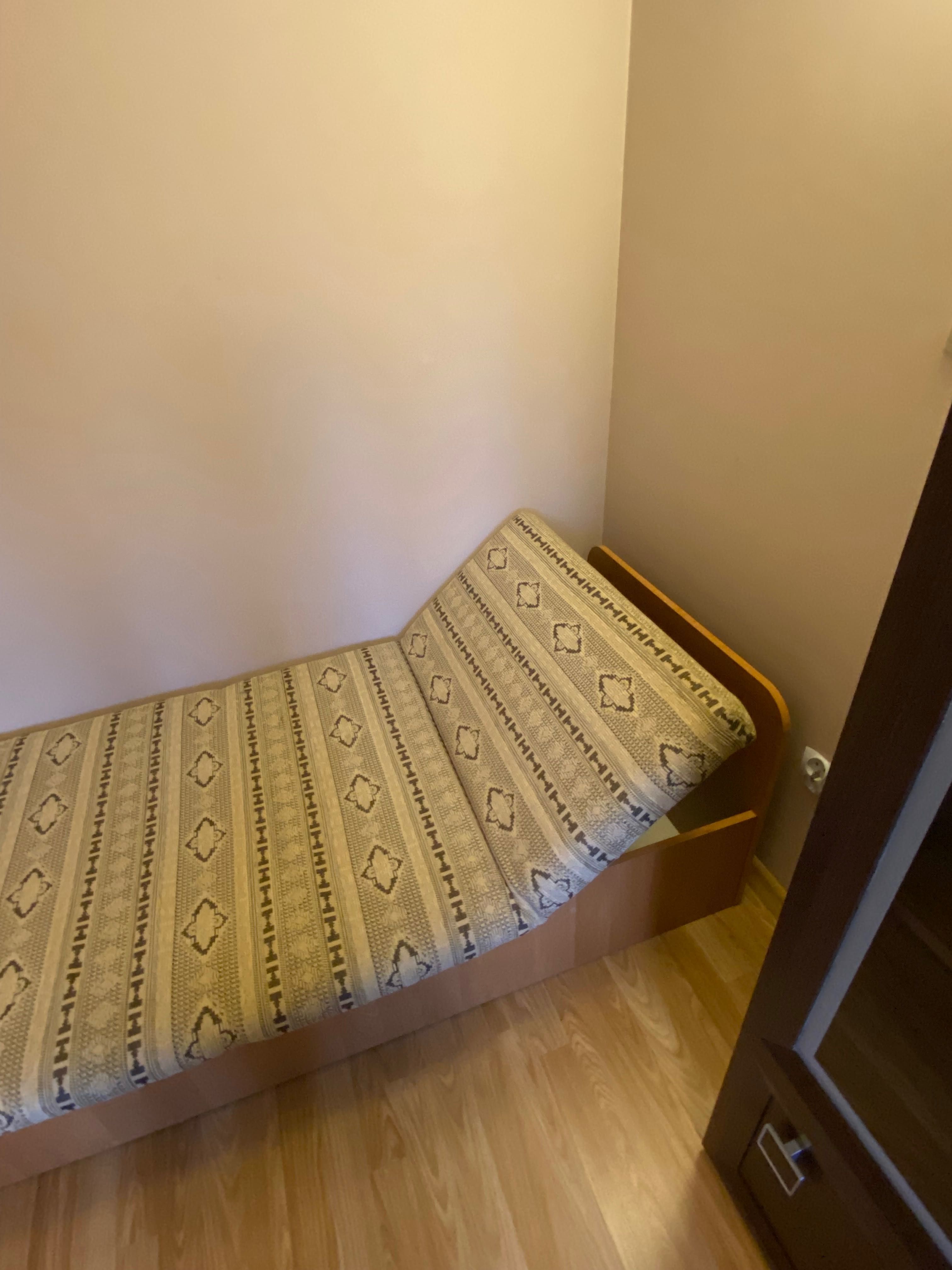 Łóżko jednoosobowe z podnoszonym podgłówkiem