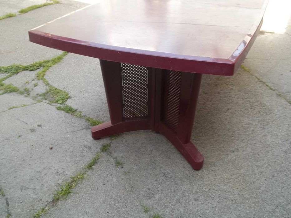 Masywny, ogromny stół ogrodowy