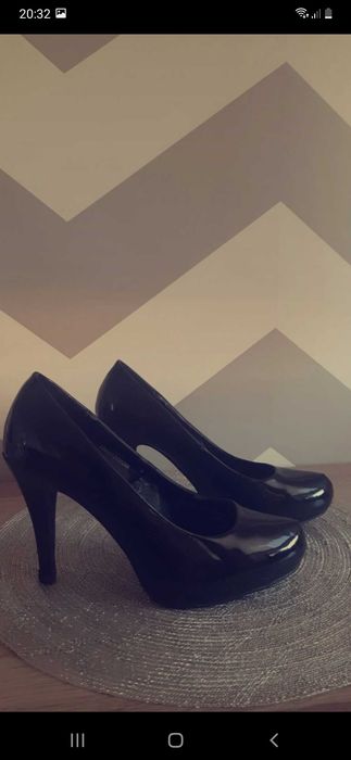 Czarne szpilki lakierowane