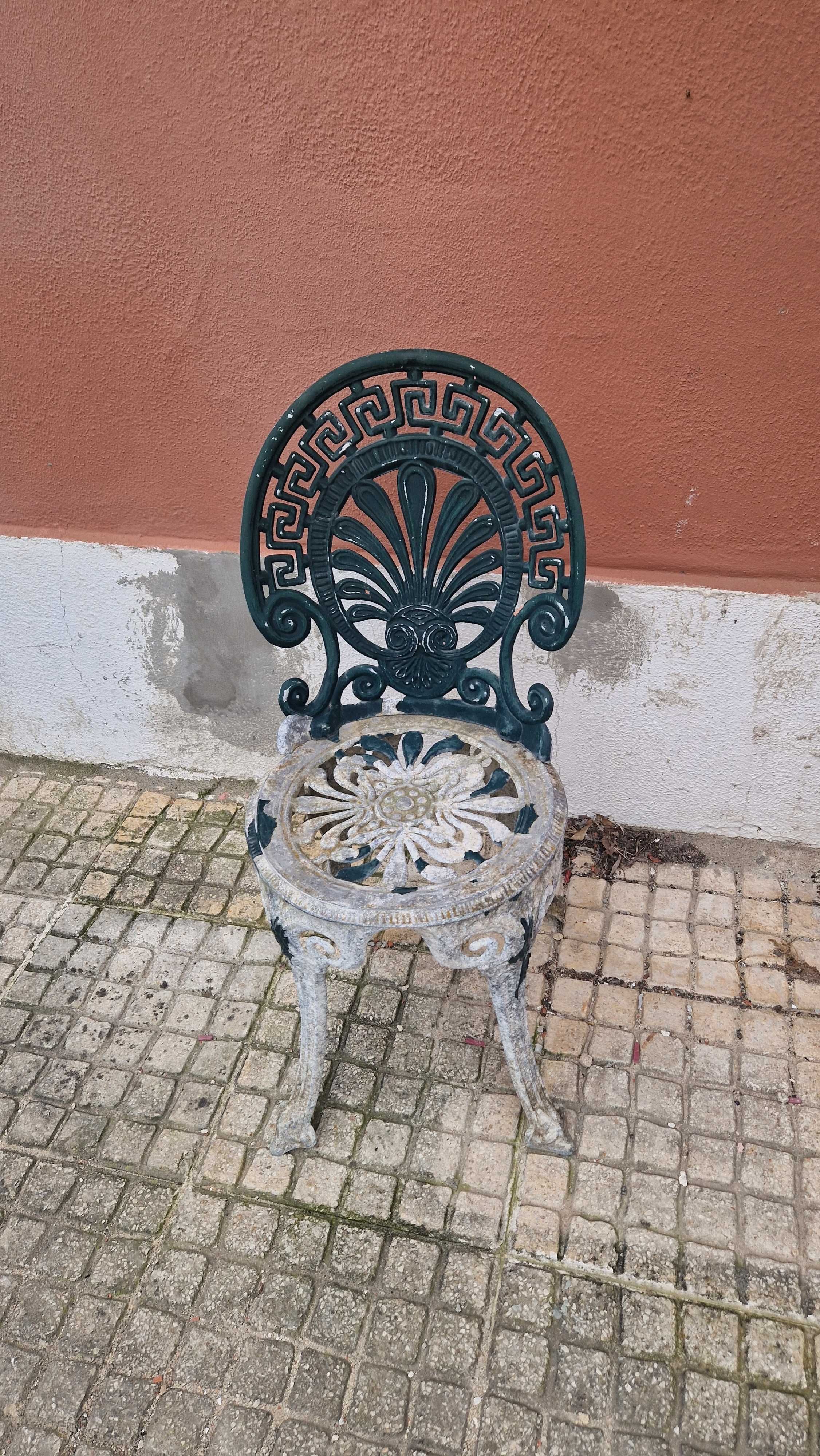 Mesa e Cadeiras Jardim - Ferro Fundido Antigo