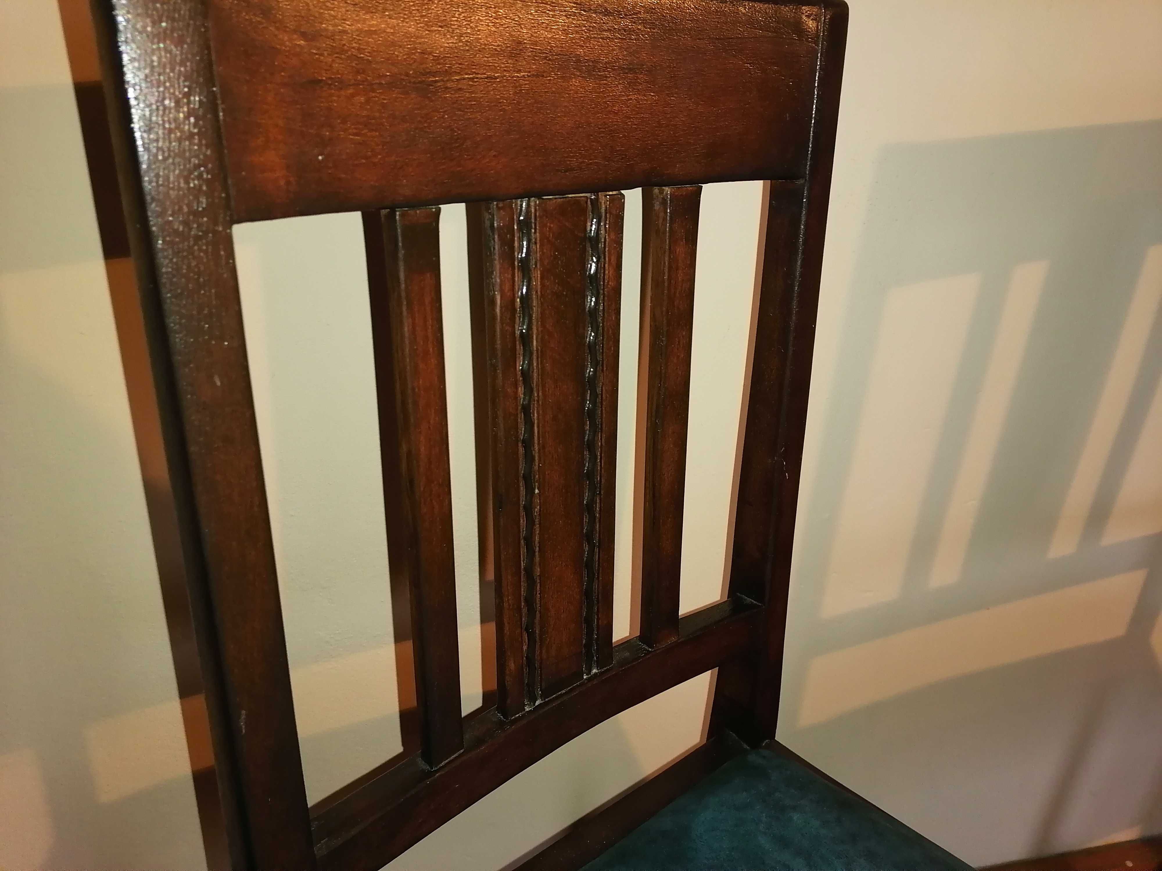 Komplet stylowych drewnianych krzeseł