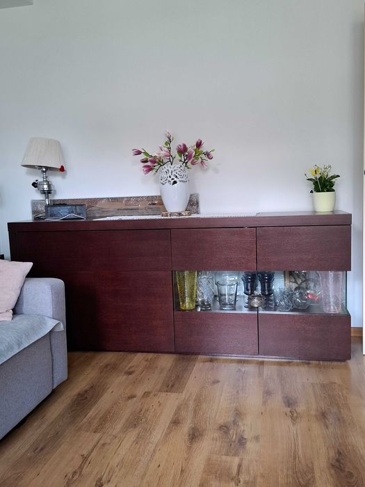 Meble ciemne z  drewna