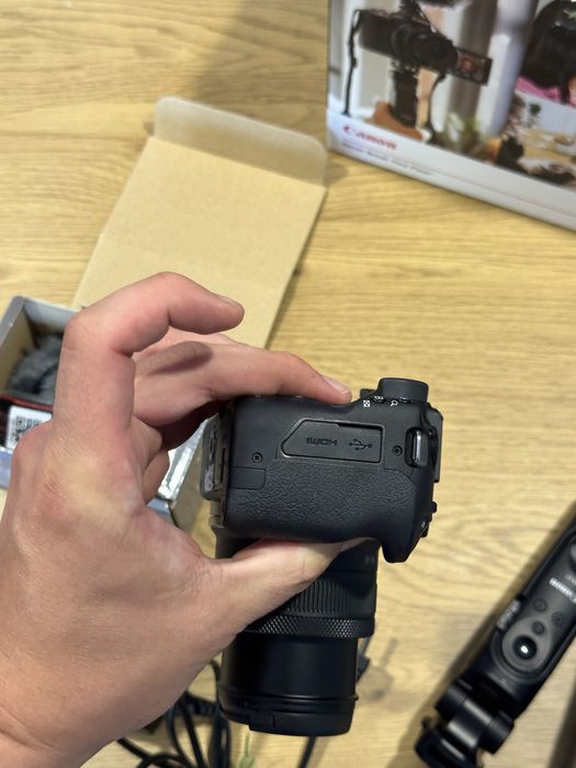 Фотоапарат Canon EOS R50 + Canon HG-100TBR та мікрофоном Canon DM-E100